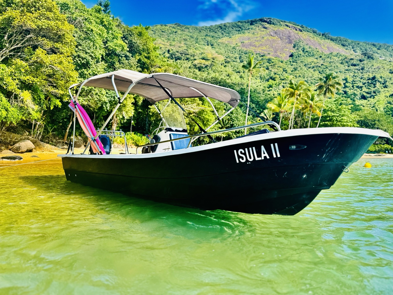 Panga Black Series de perfil em Paraty