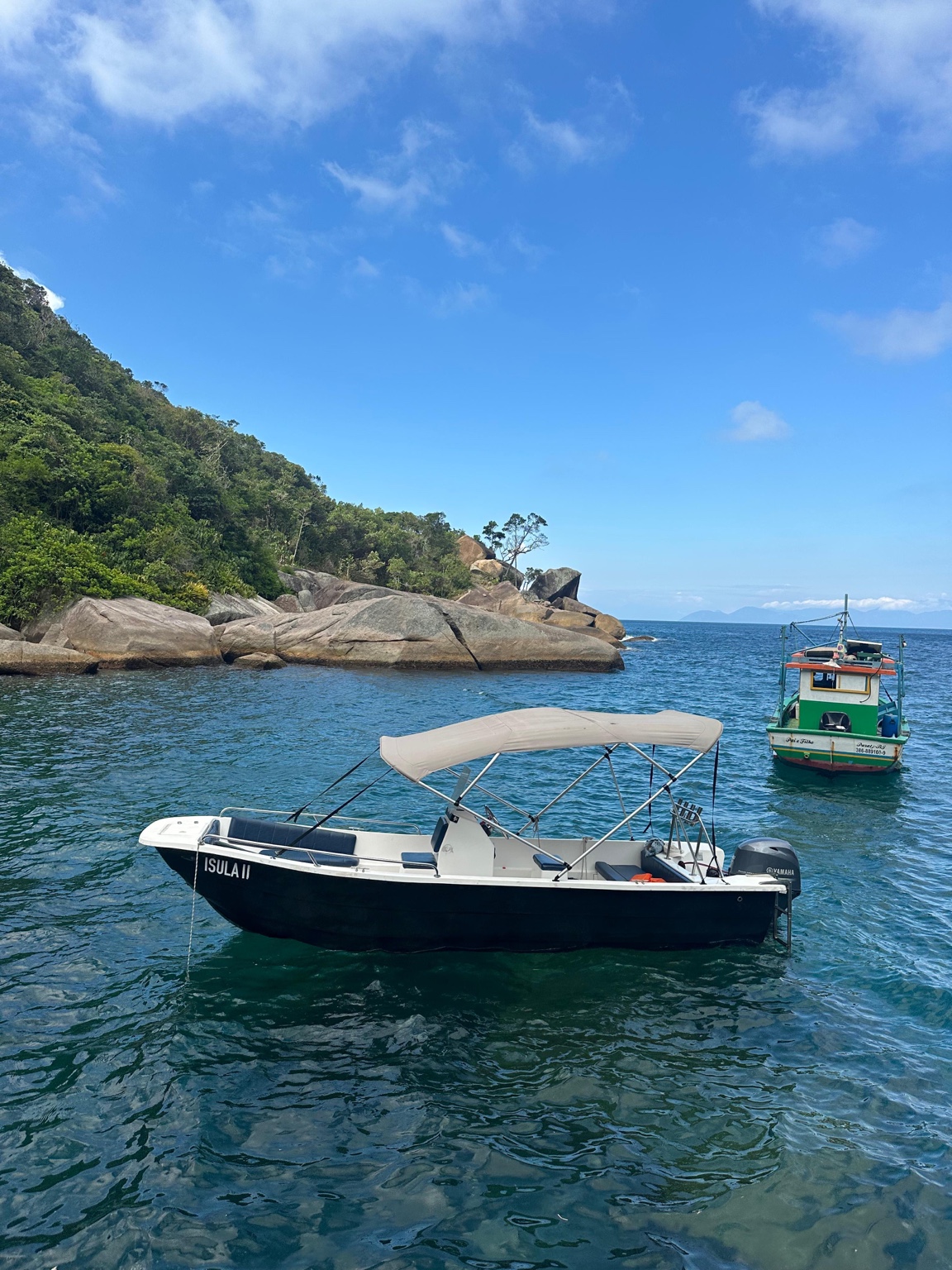 Embarcação fundeada em águas claras