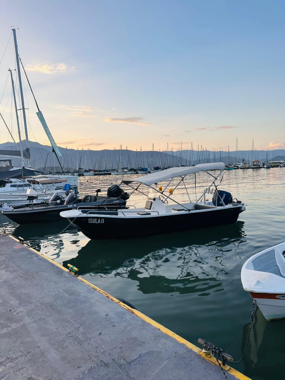 Panga Black Series atracada na marina em Paraty